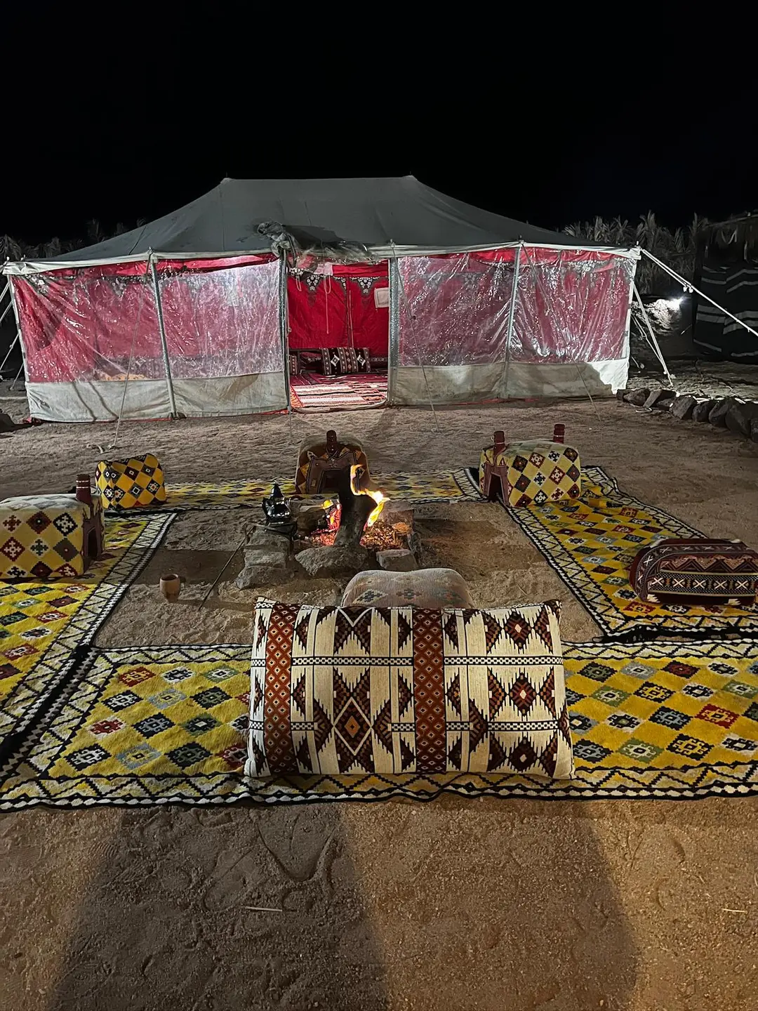 Tente bédouine traditionnelle de nuit